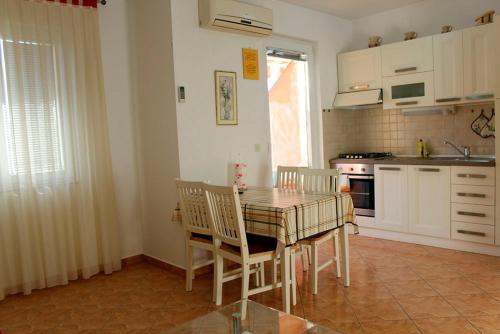 Kuchyň nebo kuchyňský kout v ubytování Apartmani Željko