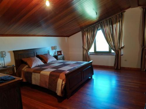 En eller flere senge i et værelse på Casa rural con piscina, Cedeira, San Román