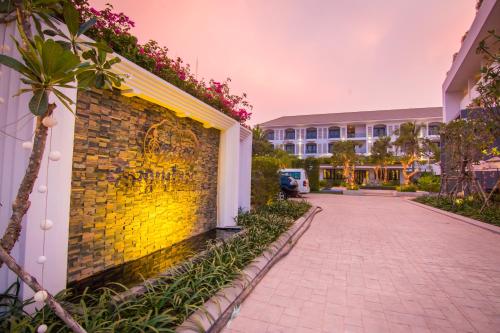 Κήπος έξω από το Damrei Angkor Hotel