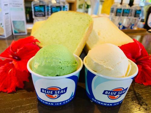 two cups of ice cream and a piece of bread at Ma-Blue Garden House in Motobu