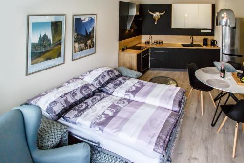 Postel nebo postele na pokoji v ubytování The Town Hall Residence -Welcome Home Apartment-free outdoor parking-AC