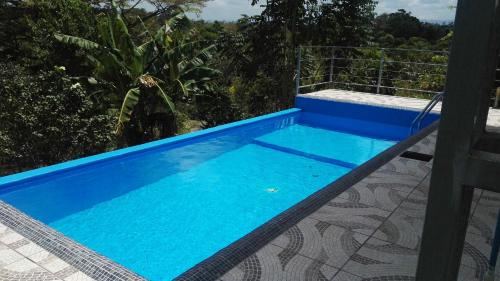 una piscina en el techo de una casa en Hotel Rio Celeste Finca L´ Etoile Celeste en El Achiote