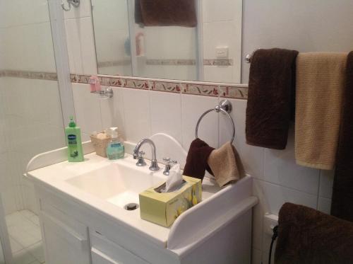 y baño con lavabo blanco y espejo. en Chinnock B&B, en Gilgandra