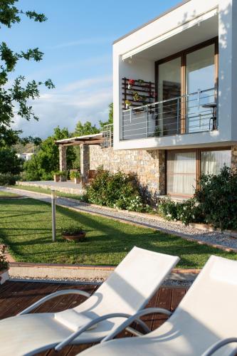 a house with a balcony and a yard at Villa Serra d'Elci in Ascea