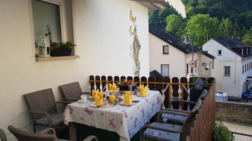 Ferienhaus am Schloss Saynにあるレストランまたは飲食店