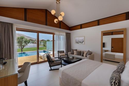 um quarto de hotel com uma cama e uma sala de estar em The Setai Sea Of Galilee em En Gev