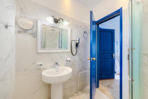 Ένα μπάνιο στο Hotel Mathios