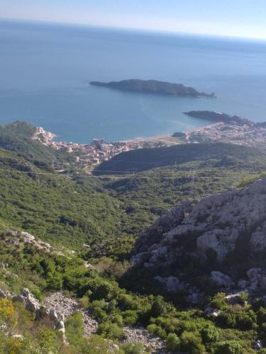 vistas al océano desde una montaña en Apartmani Kosmac, en Budva