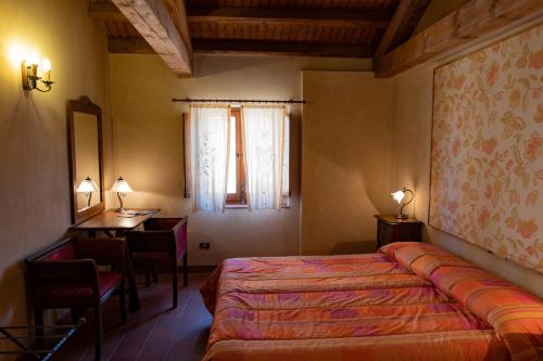 Villa Levante في كاستلبونو: غرفة نوم بسرير وطاولة ونافذة