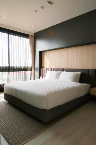 a bedroom with a large bed and a large window at Seaview 2bed 2bath 19Fl at Veranda Residence Pattaya in Na Jomtien