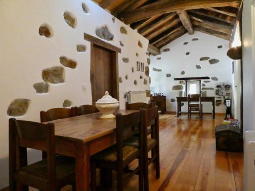 une salle à manger avec une table et des chaises dans l'établissement Chambres d'Hôtes Agorerreka, à Saint-Étienne-de-Baïgorry