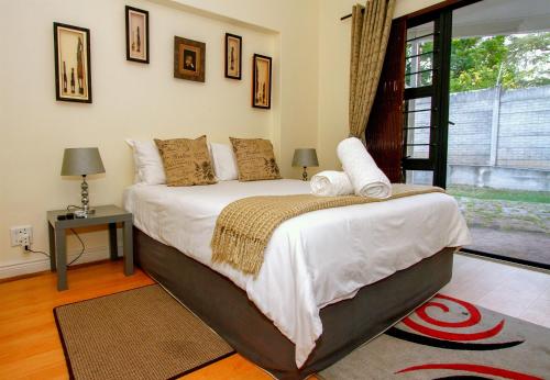 Ένα ή περισσότερα κρεβάτια σε δωμάτιο στο Virginia Forest Lodge