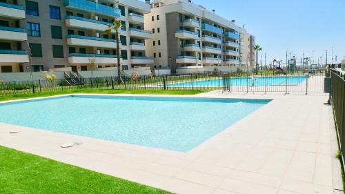 een zwembad voor een appartementencomplex bij Playa Los Álamos, descanso y ocio en Torremolinos in Torremolinos