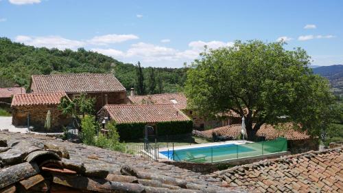 Bazén v ubytování Casas Rurales Gredos La Higuera Y El Nogal nebo v jeho okolí