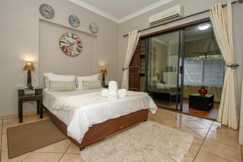 Ένα ή περισσότερα κρεβάτια σε δωμάτιο στο Virginia Forest Lodge