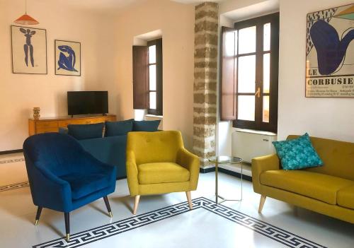 salon z 2 krzesłami i kanapą w obiekcie ARDUINO AL TRE w mieście Alghero