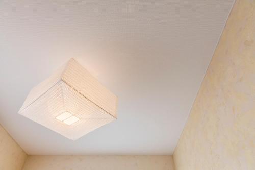 a light fixture hanging from the ceiling of a room at パームヴィラ-貸切プライベート-最大10名様のバケーションステイ-駐車場付き in Yaese