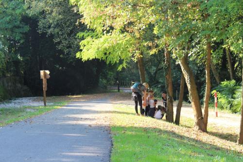a group of people sitting on the side of a road at Corte Attilea in Valeggio sul Mincio