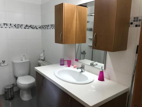 Bilik mandi di Giannoullas Luxury2Bedroom House in Kalopanagiotis