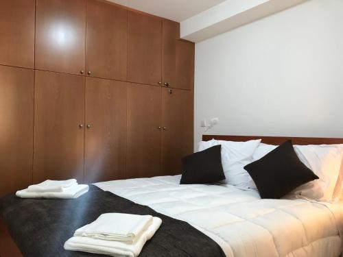 Giannoullas Luxury2Bedroom House in Kalopanagiotis tesisinde bir odada yatak veya yataklar