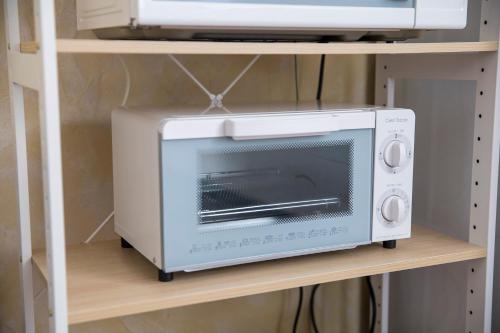 a microwave and a toaster oven on a shelf at パームヴィラ-貸切プライベート-最大10名様のバケーションステイ-駐車場付き in Yaese