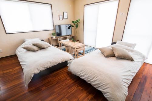 two beds in a room with a glass floor at パームヴィラ-貸切プライベート-最大10名様のバケーションステイ-駐車場付き in Yaese