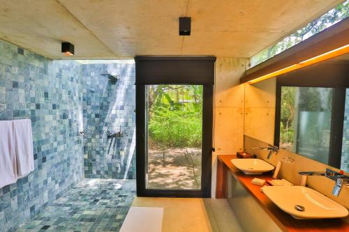 Ein Badezimmer in der Unterkunft Kalundewa Retreat