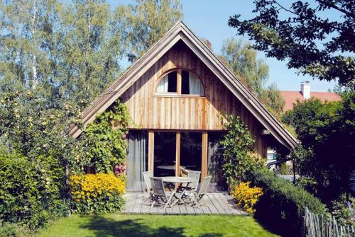 uma casa com uma mesa e cadeiras no quintal em Ferienhäuser Gruber-List em Sankt Corona am Wechsel