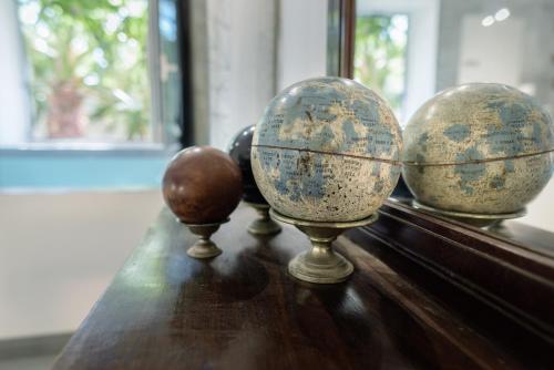 a group of globes sitting on top of a table at Naturarte Guesthouse in Terrasini