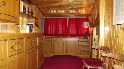 Zimmer mit einem roten Vorhang und einem Fenster in der Unterkunft Chalet del frassino in Macugnaga