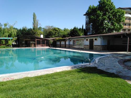 une grande piscine avec un bâtiment en arrière-plan dans l'établissement Private Apartment in Saint Elena, à Saints Constantine et Helena