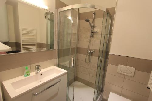 une salle de bain avec douche et lavabo dans l'établissement Coeur de Cannes - 5mn Croisette Palais - Terrasse et Parking, à Cannes