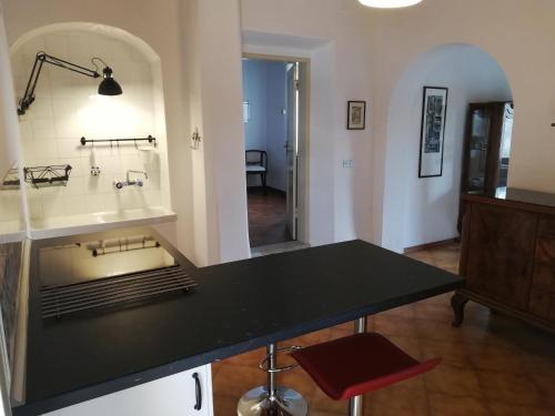 una cucina con piano di lavoro nero in una camera di Le civette a Montecatini Val di Cecina