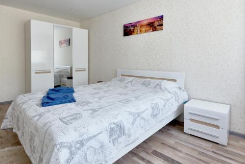 um quarto com uma cama branca e um espelho em 088 Apartment near airport Zhulyan em Kiev