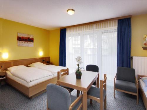 A bed or beds in a room at Hotel Hesborner Kuckuck