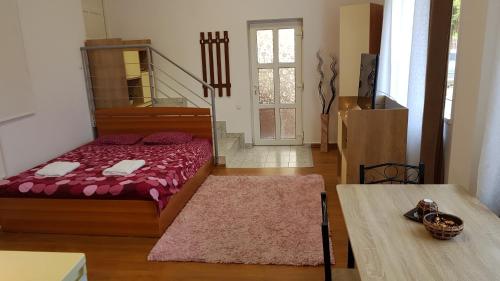 1 dormitorio con 1 cama y 1 mesa en una habitación en Lend one room house en Miercurea-Ciuc