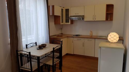 - une petite cuisine avec une table, des chaises et un comptoir dans l'établissement Lend one room house, à Miercurea-Ciuc