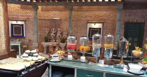 een buffet met veel verschillende soorten eten in glazen bakjes bij Heritage Hotel Suites and Spa in Pokhara