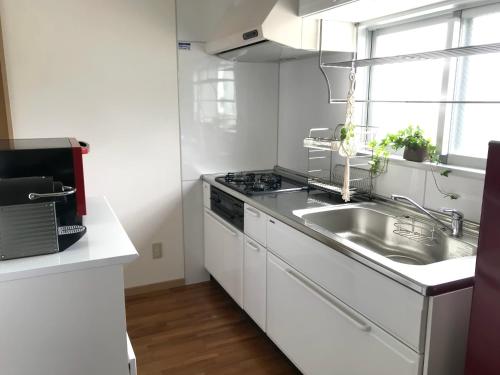 Kuchyň nebo kuchyňský kout v ubytování LAKA.M -ラカ ドット エム-