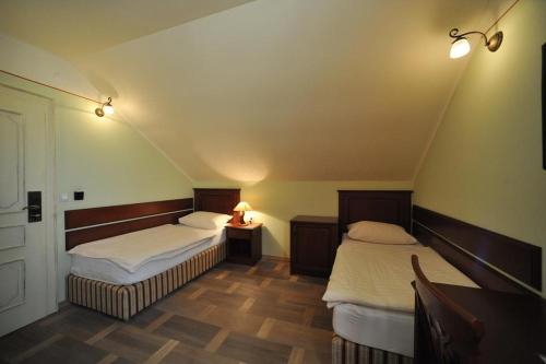 ein Schlafzimmer mit 2 Betten und einer Lampe auf einem Tisch in der Unterkunft VEGANFRESH in Medvode
