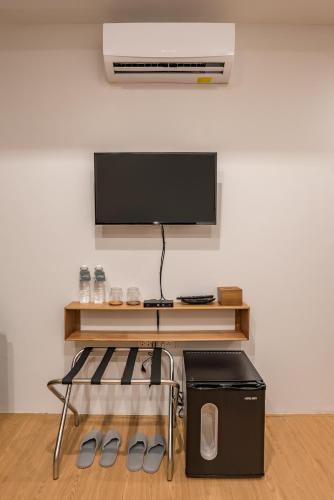 a room with a tv and a desk with a computer at U Chiangkhan in Chiang Khan