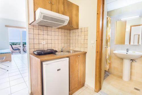 Kuchyňa alebo kuchynka v ubytovaní Alonia Hotel Apartments