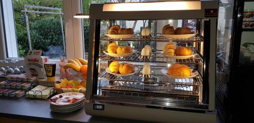 un horno lleno de muchas hogazas de pan en H41 Inn Hotel Garni Freiburg, en Freiburg im Breisgau