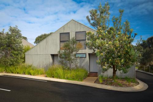 una casa al lado de una carretera en Southern Ocean Villas, en Port Campbell