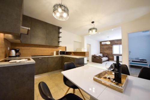eine Küche und ein Wohnzimmer mit einem Tisch und Stühlen in der Unterkunft Kuća za odmor L&L in Bibinje