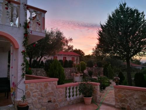 Κήπος έξω από το Apartments Katičin