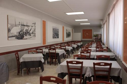 A restaurant or other place to eat at Hotel Derna