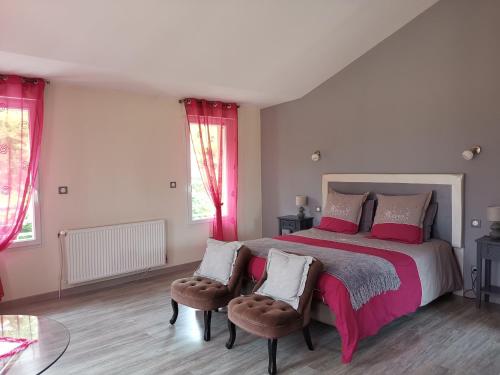 ein Schlafzimmer mit einem großen Bett mit roten Vorhängen in der Unterkunft Chambre d'Hôtes du Bois Joli in Mesnard-la-Barotière