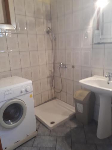 La salle de bains est pourvue d'un lave-linge et d'un lavabo. dans l'établissement Oneiro Zois villas, à Prinos