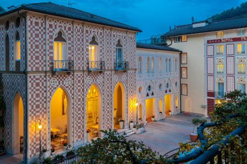 Un gran edificio con un patio delante. en Hotel Trettenero, en Recoaro Terme